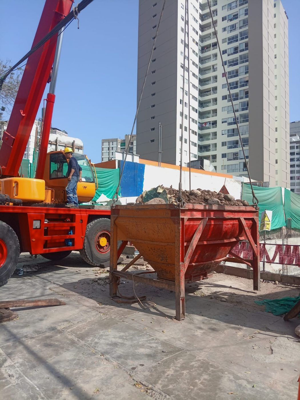 Balde compacto de Ememca cargado de tierra