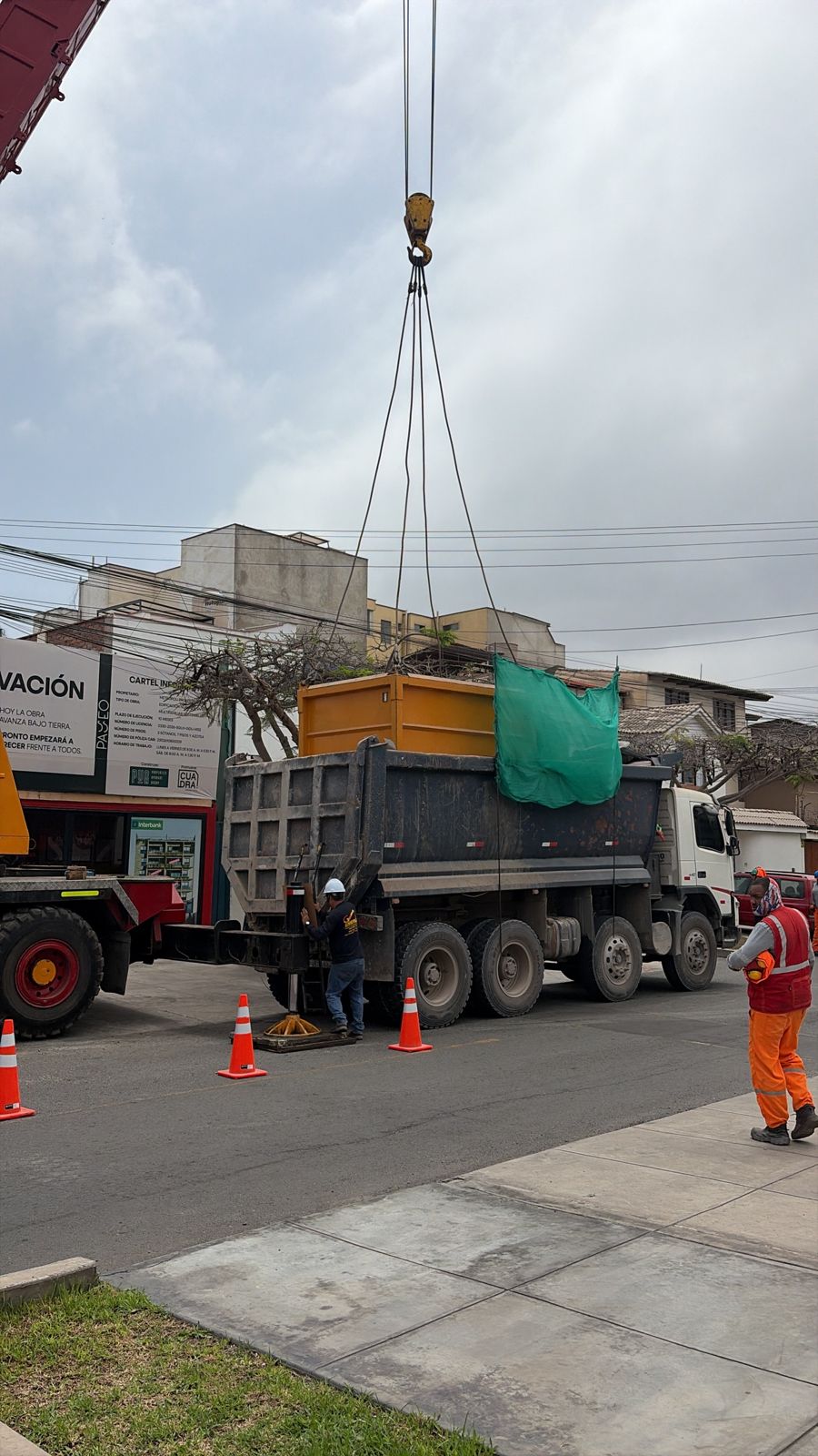 Balde de Ememca descargando tierra en un volquete