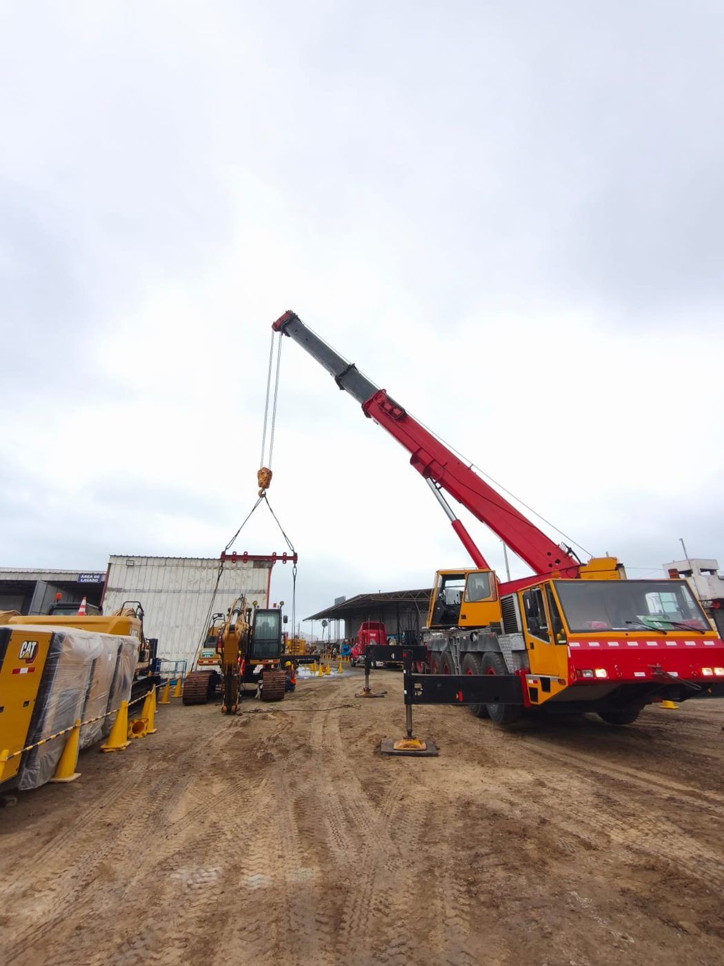 Grúa Demag AC 205 de Ememca izando en obra