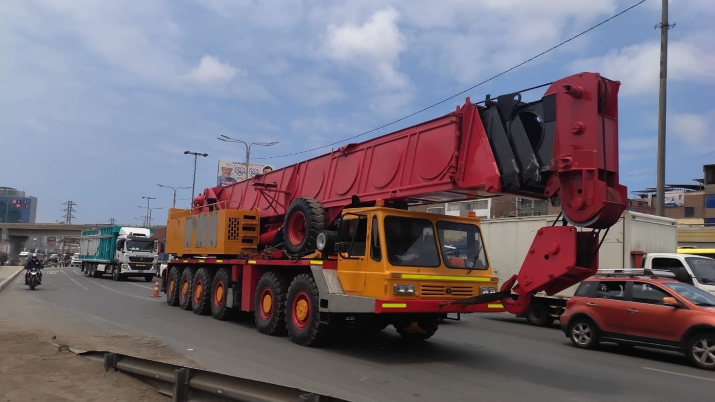 Grúa Grove TMS1075 de Ememca en una avenida de Lima
