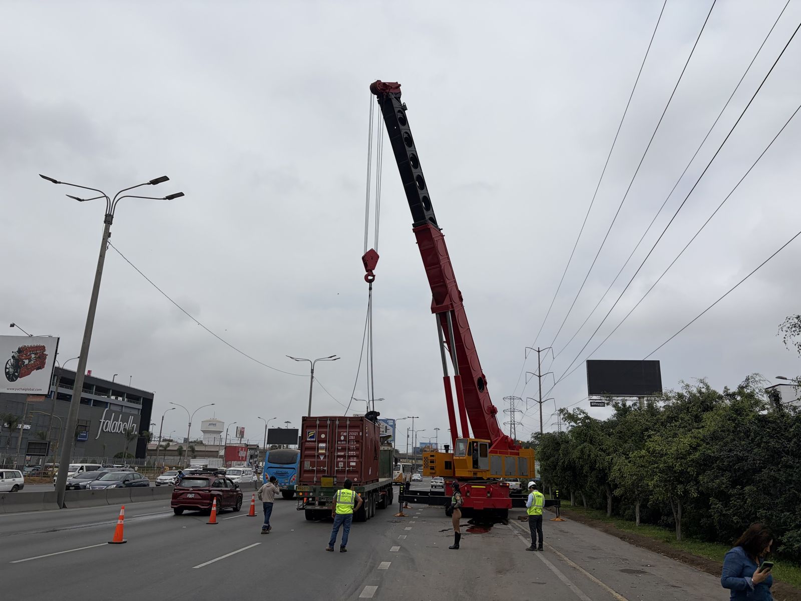 Grúa de Ememca descargando un contenedor en la Panamericana