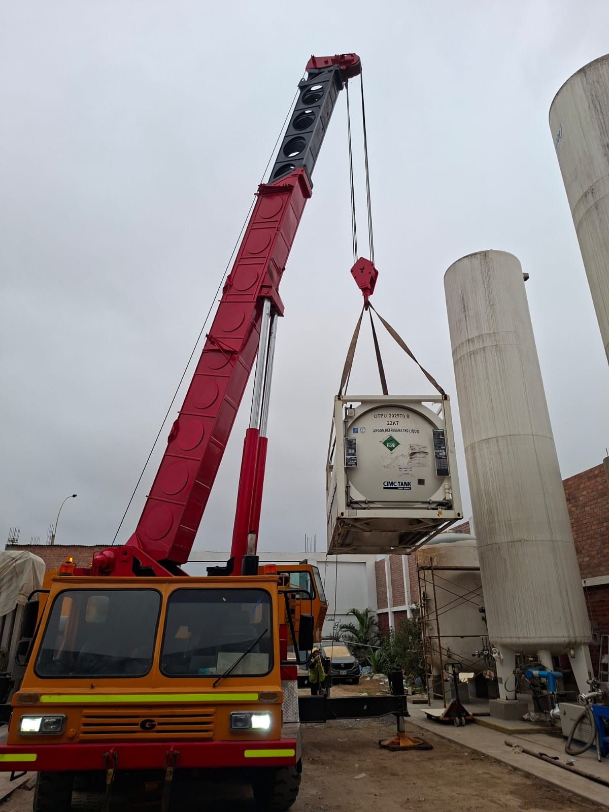 Grúa de Ememca izando un tanque isotérmico de argón en una planta