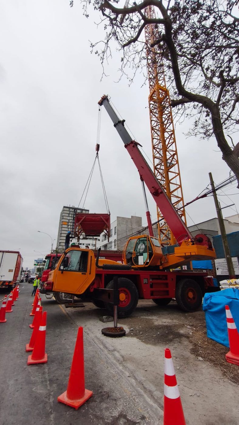 Grúa PPM ATT 400 de Ememca izando un balde