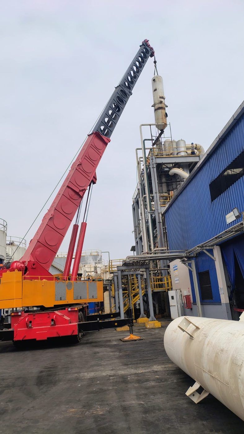 Montaje de equipo en planta industrial